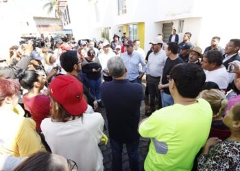 El gobernador Sergio Salomón recorrió este sábado colonias afectadas por lluvias