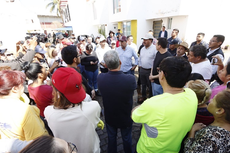 El gobernador Sergio Salomón recorrió este sábado colonias afectadas por lluvias
