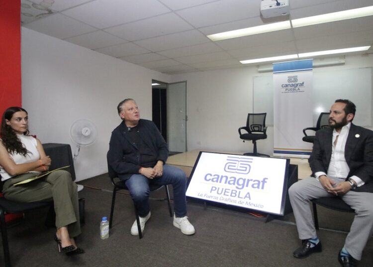 Fernando Morales firma agenda empresarial con Canagraf