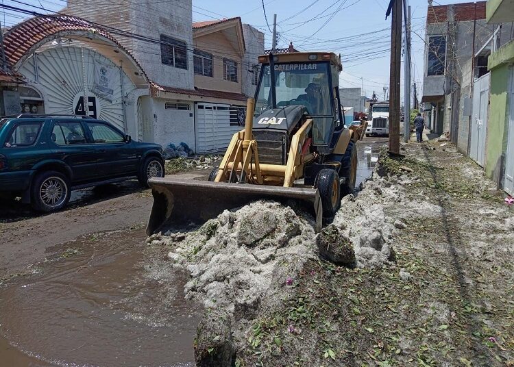Ayuntamiento retira más de 2 toneladas de desechos que dejaron lluvias y granizadas
