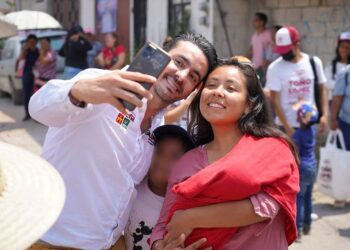 Toño López cierra campaña visitando casa por casa