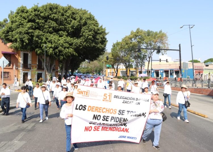 Más de 12 mil agremiados del SNTE 51 marchan exigen mejores condiciones laborales