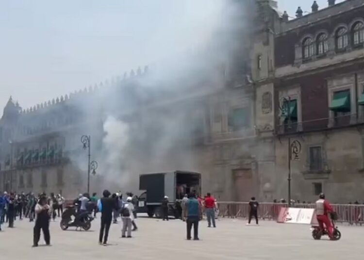 Ataque de normalistas a Palacio fue provocación: AMLO