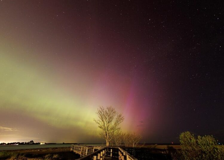 Condiciones geomagnéticas extremas continuarán hoy con auroras boreales
