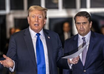 Abogados de Trump piden invalidar juicio