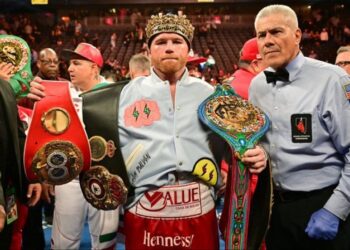 ‘Canelo’ Álvarez vence por voto unánime a Munguía y retiene sus títulos mundiales