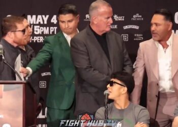 ‘Canelo’ Álvarez y De la Hoya, a punto de los golpes por acusación de robo