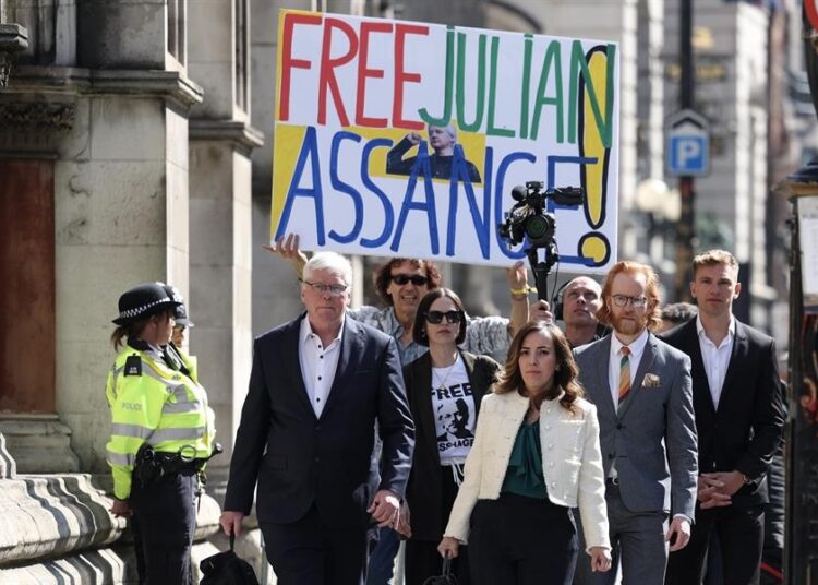 Tribunal Superior de Londres permite a Assange nuevo recurso contra su extradición