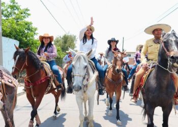 Charros de San Pedro Cholula respaldan a Tonantzin Fernández
