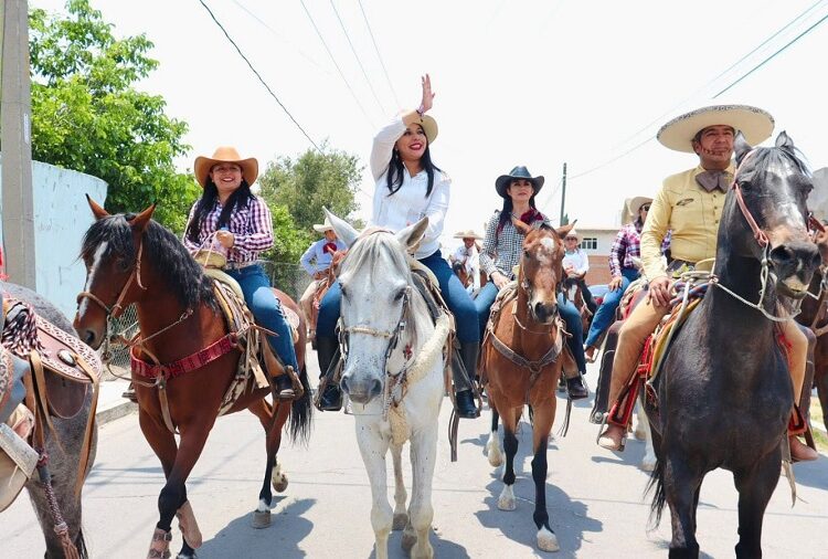 Charros de San Pedro Cholula respaldan a Tonantzin Fernández