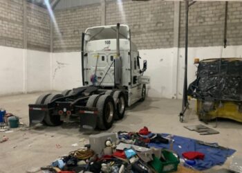 Recuperan tractocamiones, autopartes y mercancía en cateos