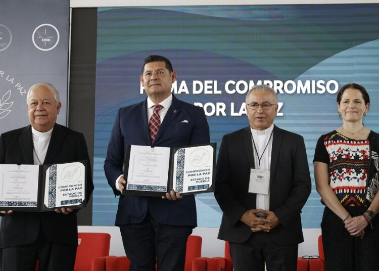 Alejandro Armenta firma Compromiso Por la Paz