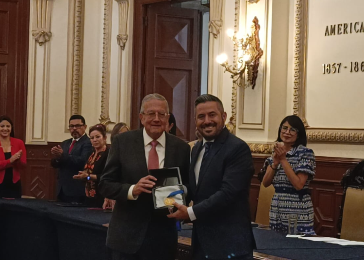 Ayuntamiento de Puebla entrega presea Ignacio Zaragoza al doctor Guillermo Ruiz