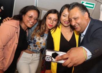 Mamás docentes viven desafíos en una sociedad que las deja solas en crianza: Alfredo Gómez