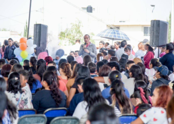 Médicos para mujeres y kits para recién nacidos, promesa de Mario Riestra