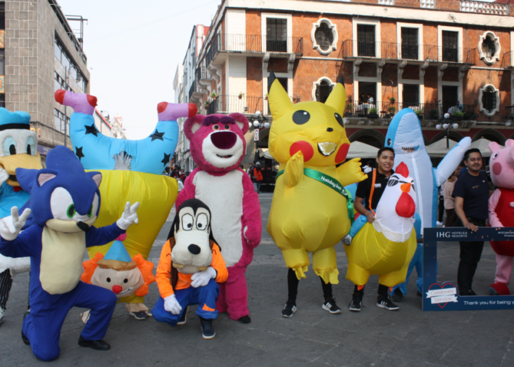 Hacen carrera de botargas para reconocer el servicio de hotelería de IHG y Hoteles de Puebla