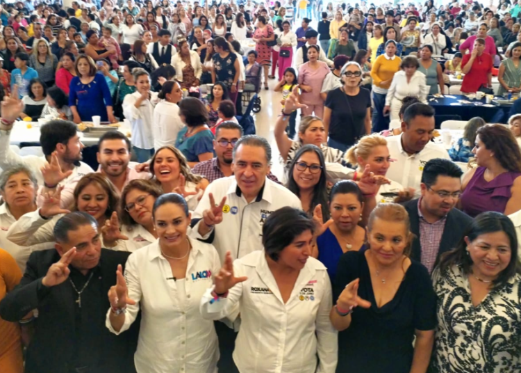Humberto Aguilar celebra a mamás y maestras en San Pedro Cholula