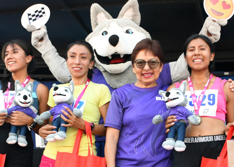 Cientos de universitarios participan en la Carrera de la Madre Universitaria