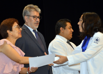 Lilia Cedillo asiste a graduación de 266 egresados de Medicina