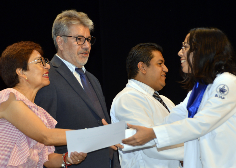 Lilia Cedillo asiste a graduación de 266 egresados de Medicina
