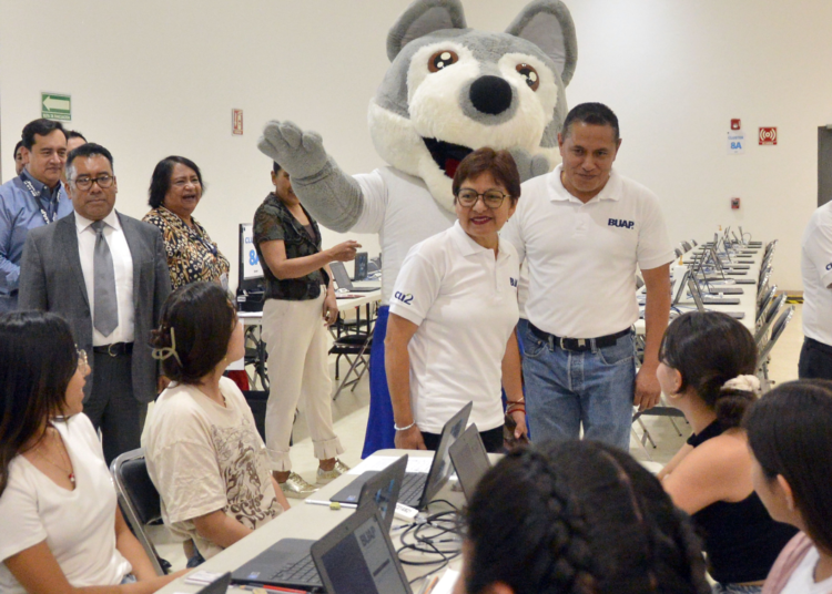 Lilia Cedillo supervisa aplicación del examen de admisión