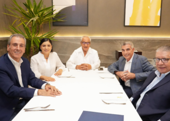Chedraui intercambia ideas con expresidentes municipales de la capital de Puebla