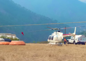 Dos aeronaves refuerzan combate a incendio forestal entre Aquixtla y Tetela