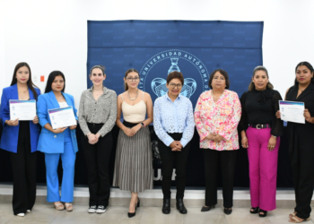 Lilia Cedillo reconoce a estudiantes becarias de Abogadas MX
