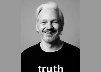 Abogada de Julian Assange pide a Boric que interceda ante EEUU para cerrar el caso