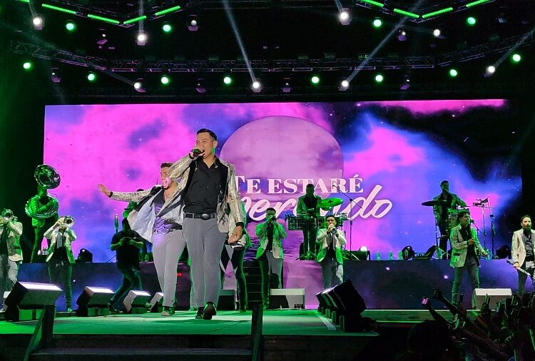 La Arrolladora emociona al Teatro del Pueblo en la Feria de Puebla