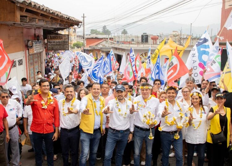 Lalo Rivera cierra gira en Huauchinango con 4 mil asistentes