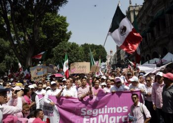 Poblanos se suman a Marcha en Defensa de la República