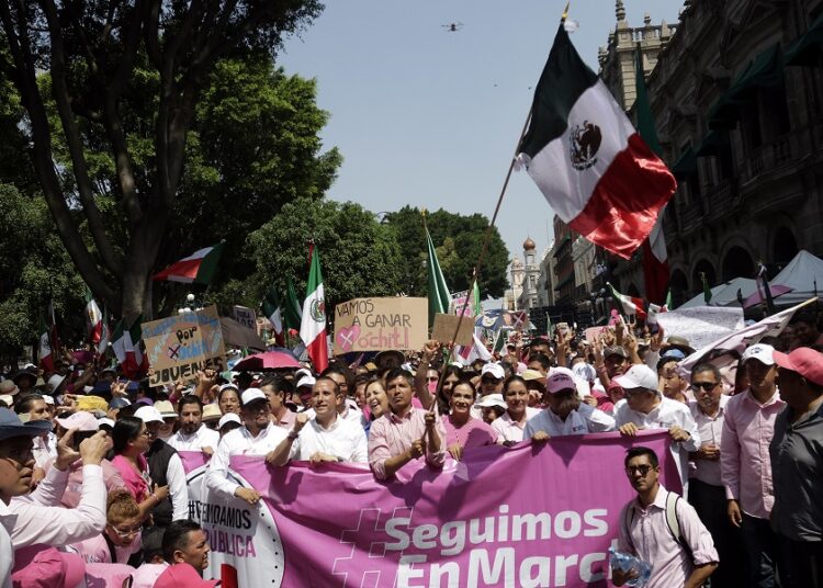 Poblanos se suman a Marcha en Defensa de la República