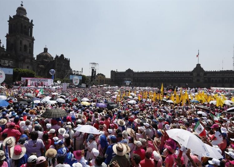 Oposición marcha para ‘defender’ a México de AMLO y Morena