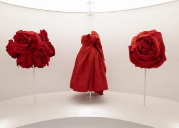 Met ‘revive’ más de 200 vestidos históricos con exposición sensorial