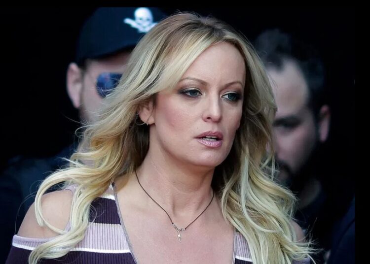 Stormy Daniels sube al estrado en juicio contra Trump