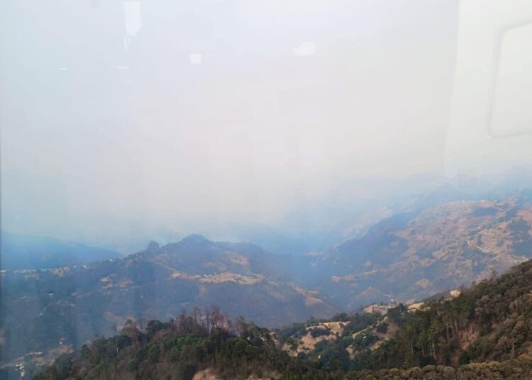 Suspenden clases 7 escuelas en Zacatlán por incendio forestal