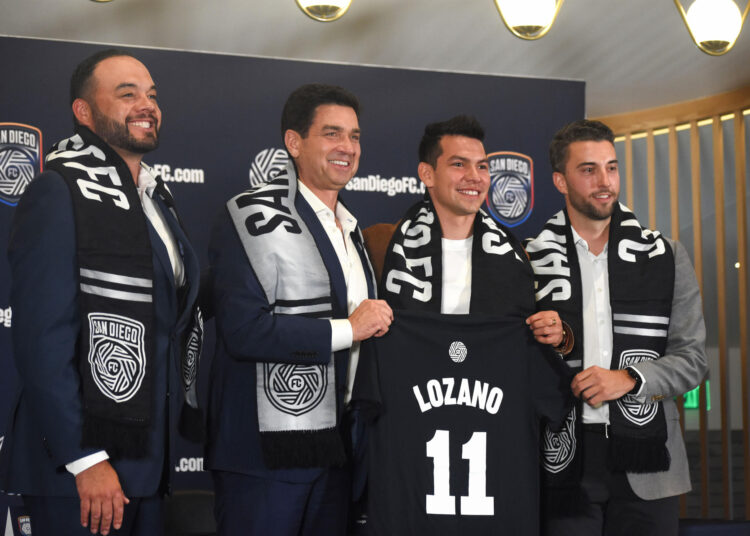 Presentan al ‘Chucky’ Lozano en San Diego