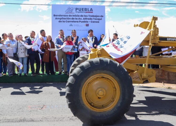 Céspedes da banderazo de ampliación de la avenida Toxqui en Canoa