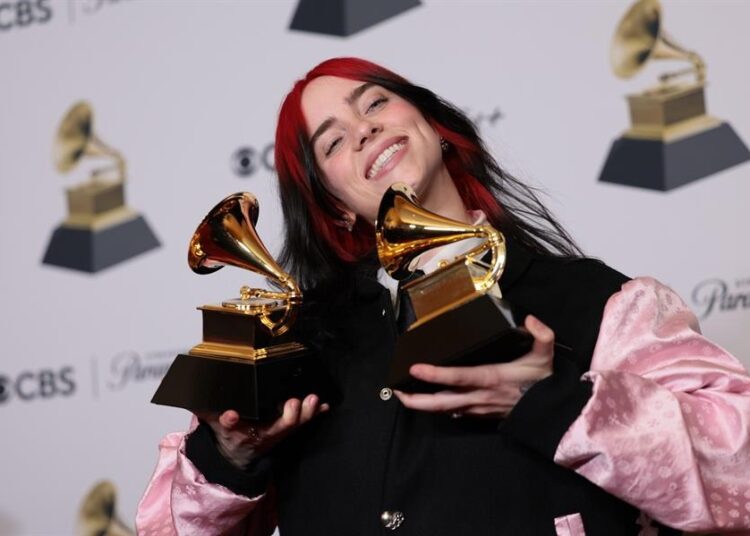 Billie Eilish, la más joven en superar los 100 millones de oyentes mensuales en Spotify