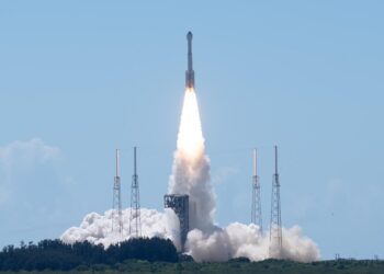 Despega rumbo a la EEI la primera misión espacial tripulada de Boeing