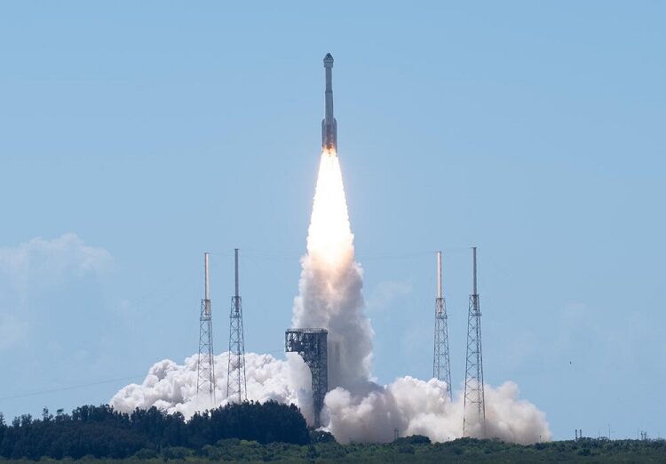 Despega rumbo a la EEI la primera misión espacial tripulada de Boeing