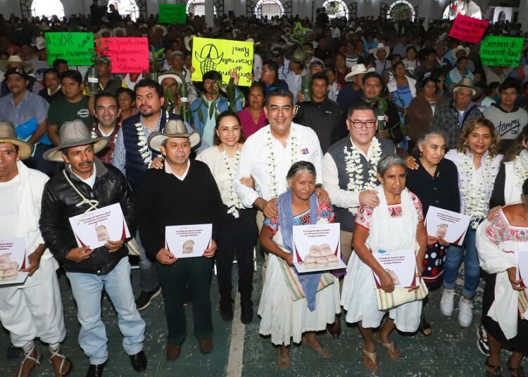 Céspedes entrega apoyos al campo y para el bienestar en Cuetzalan y Zacapoaxtla
