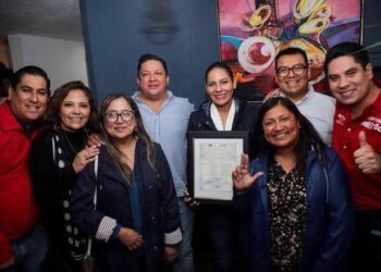 Lupita Cuautle recibe constancia de mayoría