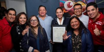 Lupita Cuautle recibe constancia de mayoría