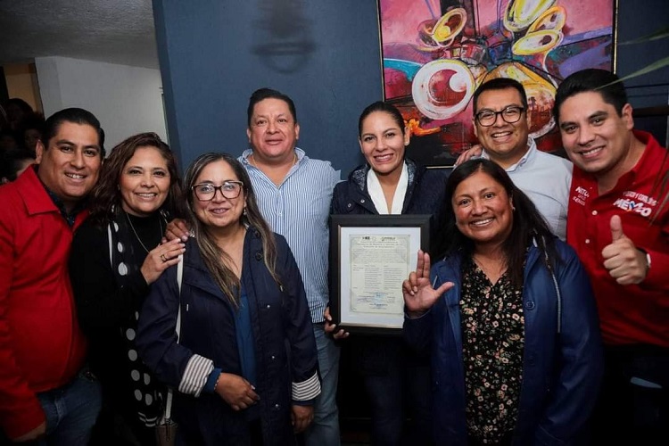 Lupita Cuautle recibe constancia de mayoría