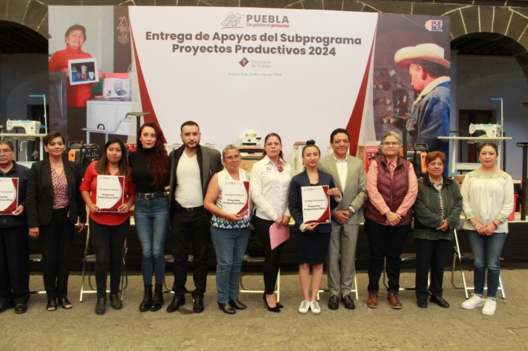 Entrega gobierno de Puebla equipamiento a proyectos productivos
