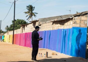 Suso33, el artista español que hace hablar a las paredes en Mozambique