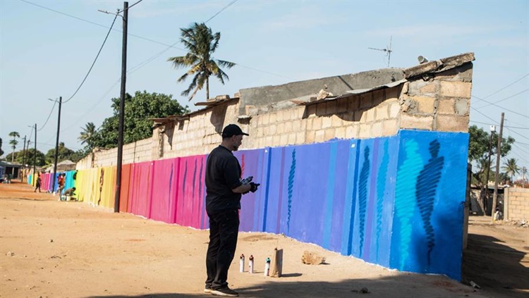 Suso33, el artista español que hace hablar a las paredes en Mozambique