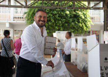 Adán Domínguez ejerce su derecho al voto